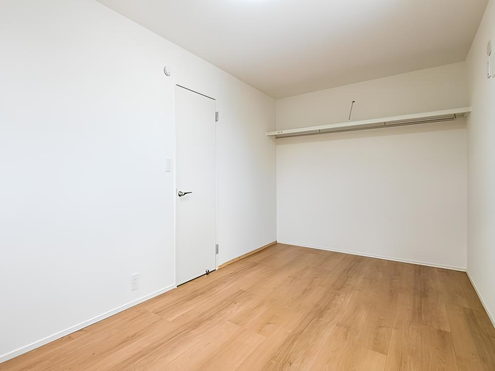 【収納付き居室（4.5帖）】 建具の引きしろを気にせずお部屋を使えるオープン収納を設けたお部屋です。※写真はイメージです。