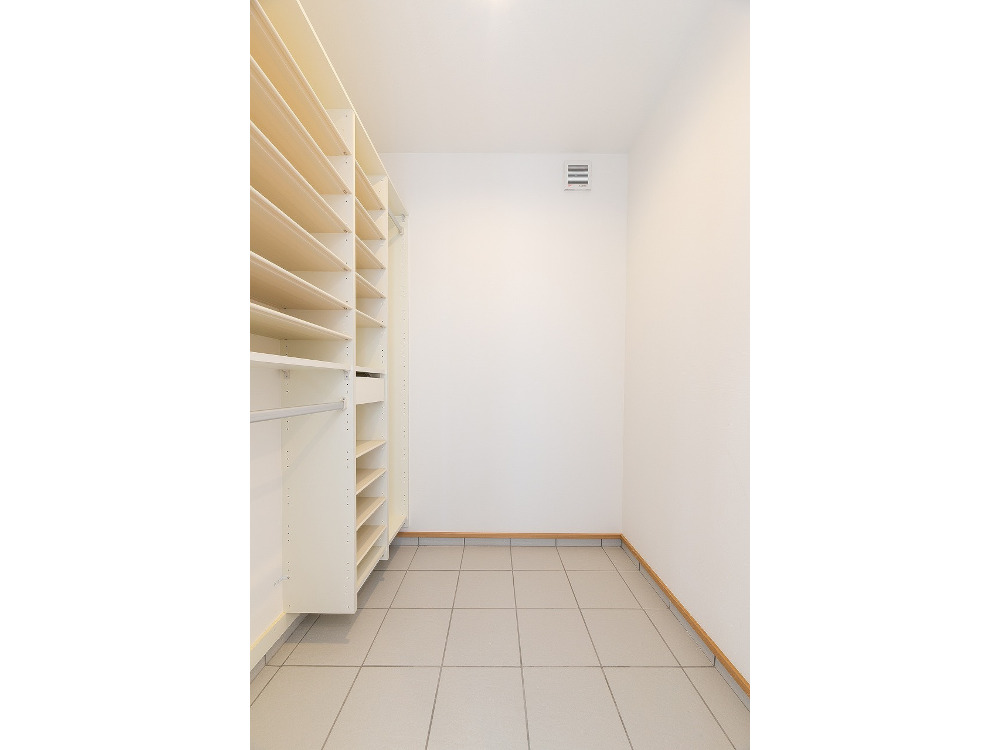 【土間収納付き玄関】ワイドなホールで座って身支度もラクラク、壁一面にたっぷり収納を設けました。※写真はイメージです