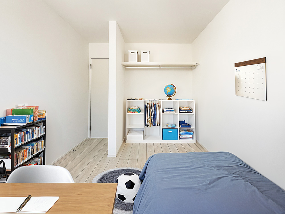 【収納付き居室(5帖×2)】建具の引きしろを気にせずお部屋を使えるオープン収納を設けたお部屋です。ちょうどよい広さで子ども部屋に好適!※家具・小物等はCGで合成したイメージです