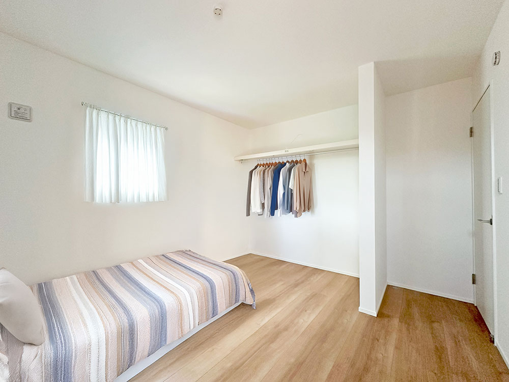 【収納付き居室（5帖、6.5帖）】建具の引きしろを気にせずお部屋を使えるオープン収納を設けたお部屋です。※家具・小物等はCGで合成したイメージです※写真はイメージです。