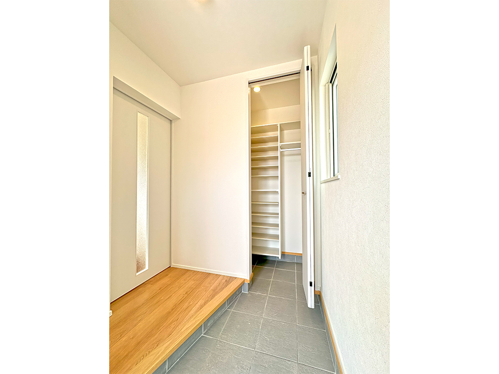 【玄関】ワイドな上がり框で身支度もラクラク！靴などたっぷりしまえる土間収納付き！※写真はイメージです。