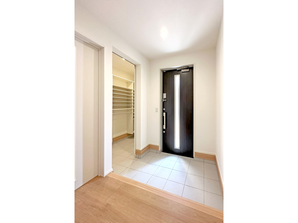 【玄関】土間収納付き玄関で靴やレイングッズなど効率よく収まります。浅広の収納はしまってあるアイテムが一目で確認でき、取り出しやすく片付けやすい!ワイドなホールで並んで座っての身支度もラクラクです。※写真はイメージです