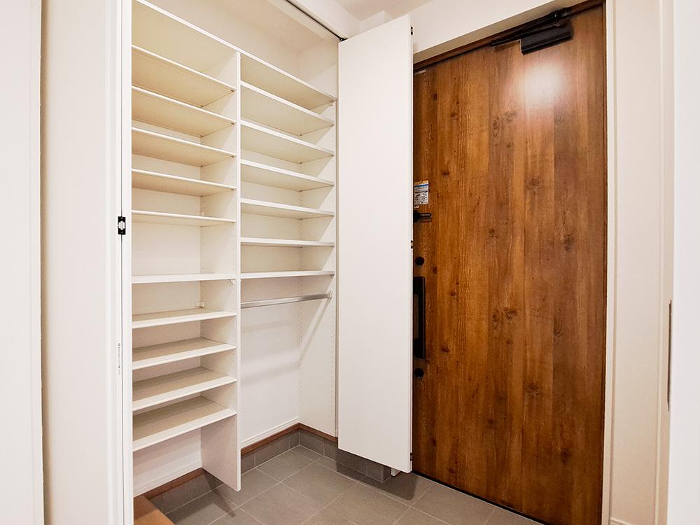 【玄関】土間収納付き玄関で靴やレイングッズなど効率よく収まります。浅広の収納はしまってあるアイテムが一目で確認でき、取り出しやすく片付けやすい！※写真はイメージです