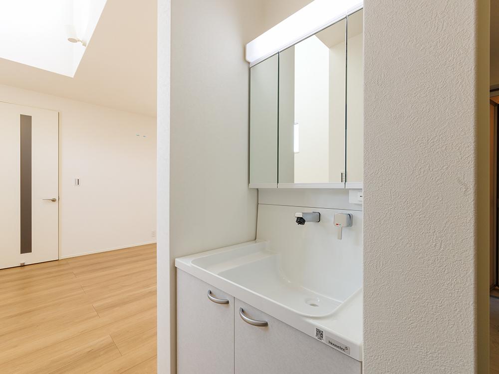 【トイレ】お手入れしやすい排水口と壁付水栓で家事ラク♪三面鏡裏・キャビネット収納つき。※写真はイメージです。