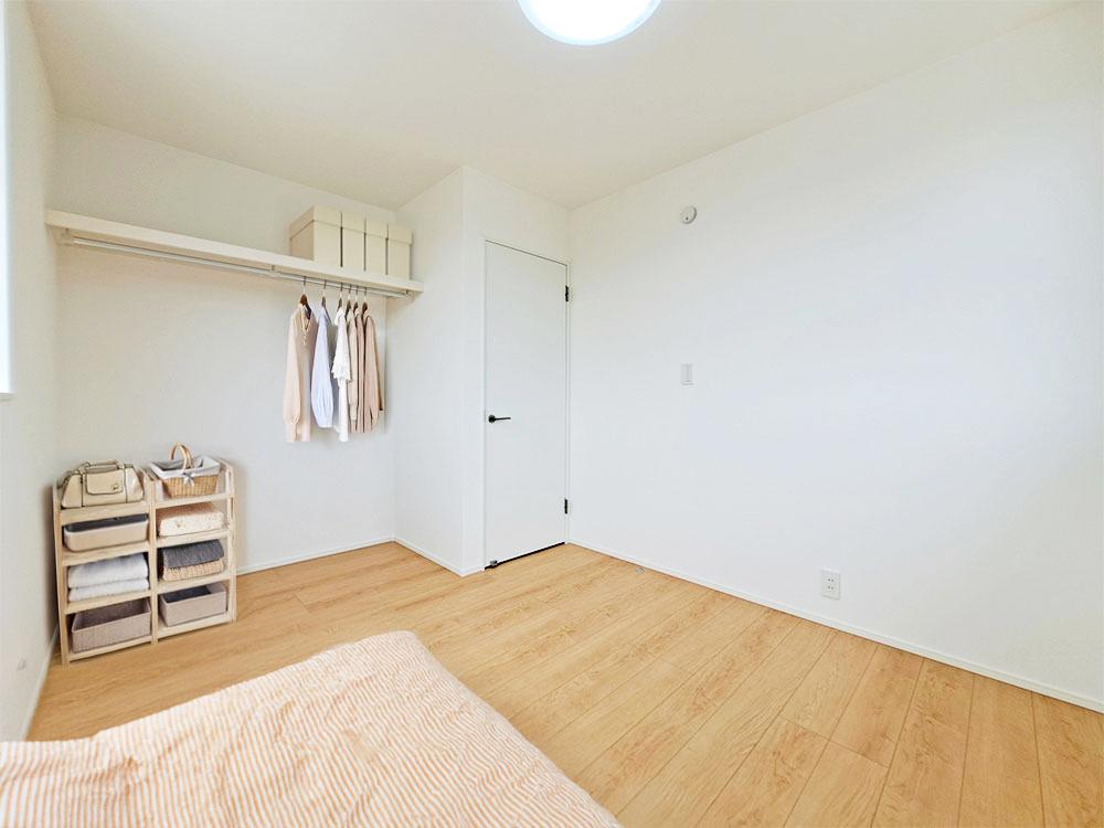 【収納付き居室（6帖×2）】建具の引きしろを気にせずお部屋を使えるオープン収納を設けたお部屋です。ちょうどよい広さで子ども部屋に好適！※家具・小物等はCGで合成したイメージです