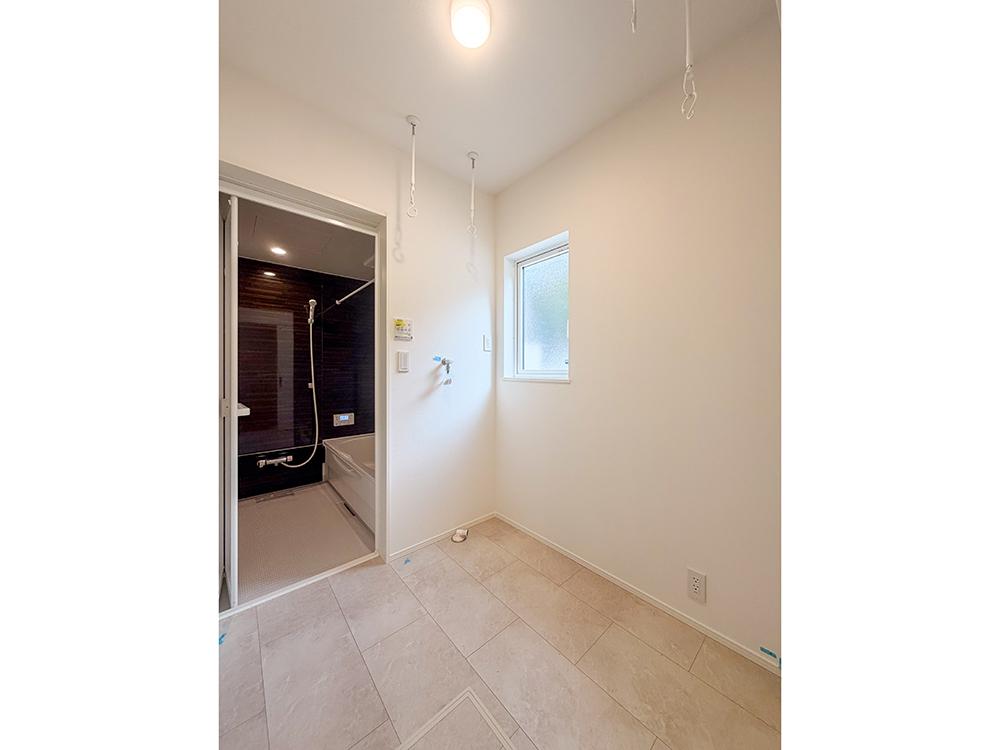 【脱衣室兼ドライルーム】物干し金具つき。毎日のお部屋干しもラクラクです。※写真はイメージです。