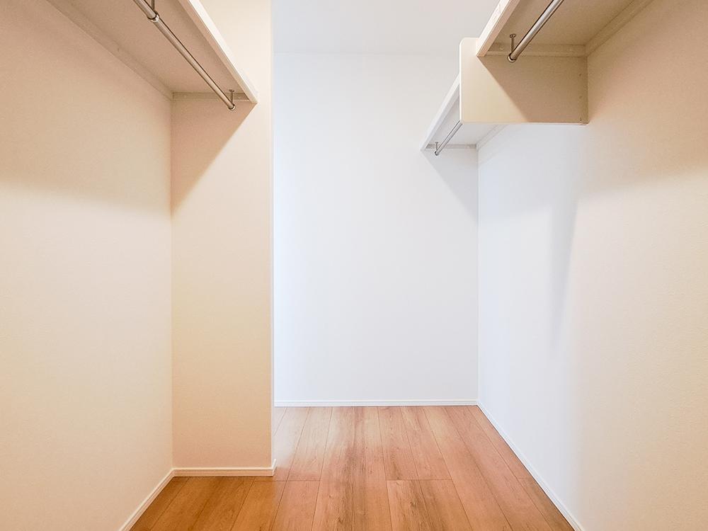 【ウォークインクローゼット（3帖）】ゆとりあるウォークインクローゼットで、衣替えいらずの快適収納。季節ごとの洋服もたっぷりしまえて、暮らしがもっとスムーズに。※写真はイメージです。