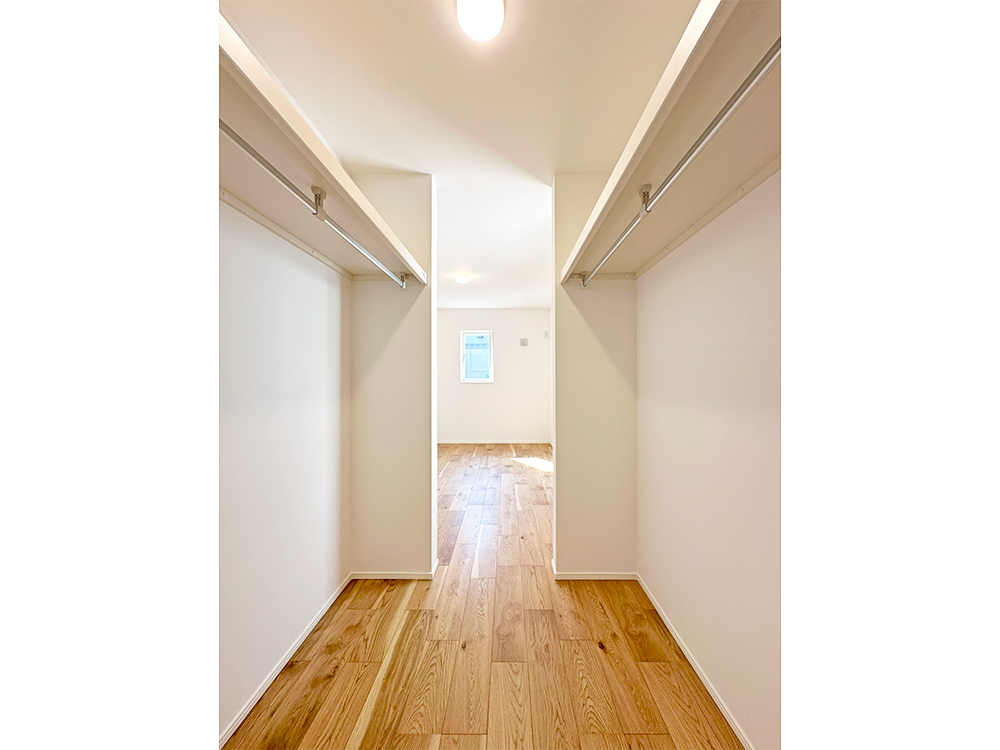 【ウォークインクローゼット】家族分のお洋服から、お布団や季節家電までたっぷりと収納できます!※写真はイメージです