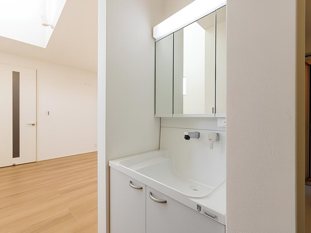 【洗面台】ハウステック製｜お手入れしやすい排水口と壁付水栓で家事ラク♪三面鏡裏・キャビネット収納つき。※写真はイメージです。