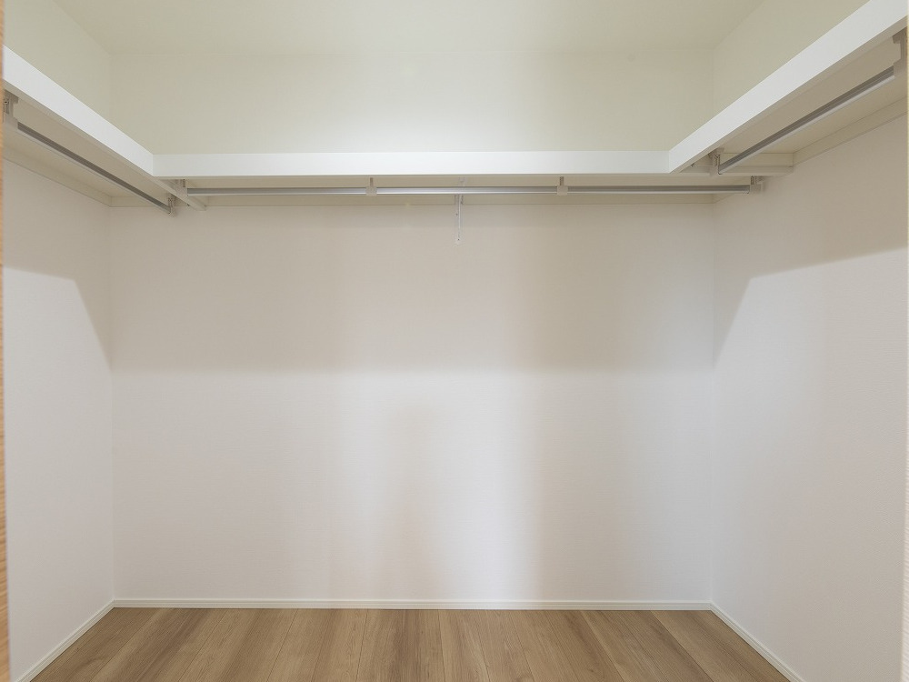 【ウォークインクローゼット（3帖）】ゆとりあるウォークインクローゼットで、衣替えいらずの快適収納。季節ごとの洋服もたっぷりしまえて、暮らしがもっとスムーズに。※写真はイメージです。