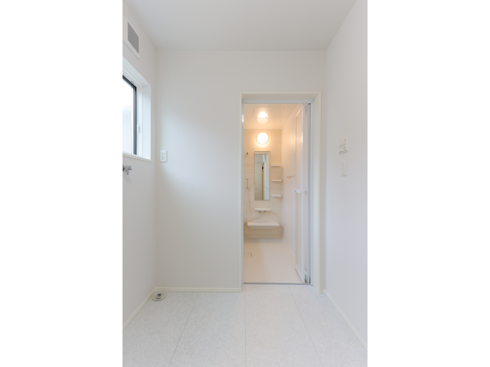 【脱衣室兼ドライルーム】物干し金具つき。毎日のお部屋干しもラクラクです。※写真はイメージです。