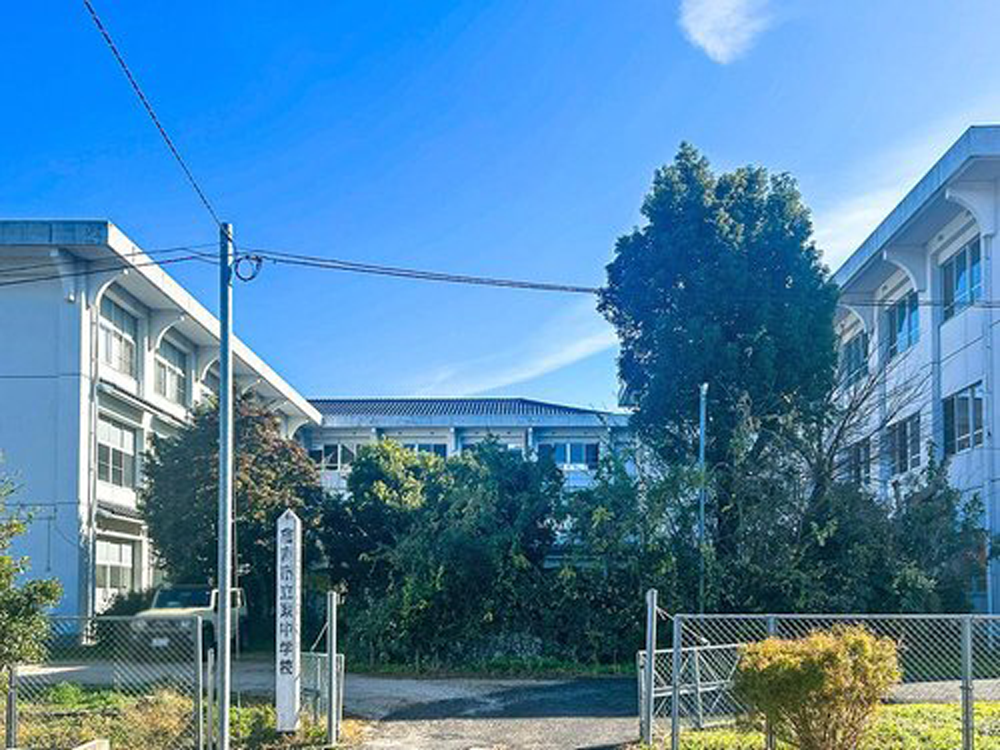 倉吉市立東中学校まで2440m （徒歩31分）