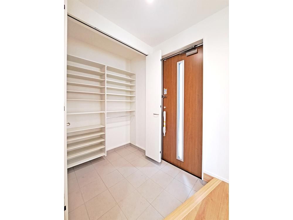 【玄関】ワイドな上がり框で身支度がしやすい玄関です！靴などたっぷりしまえる土間収納付き！※写真はイメージです。