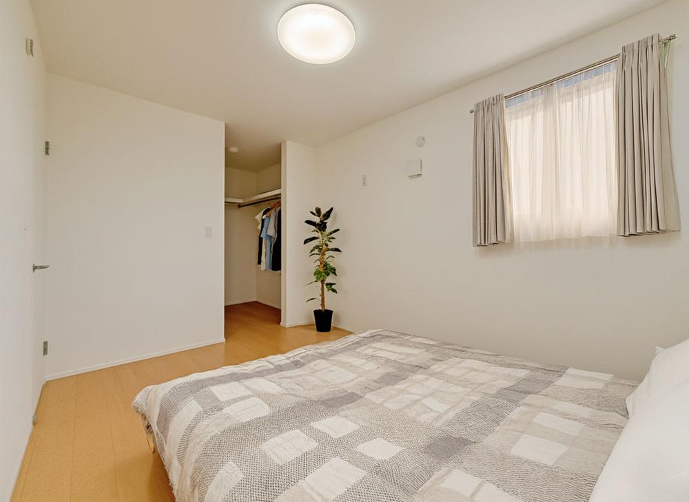 【収納付き居室（6帖）＋WIC】6帖の主寝室にはWICを備え、衣類や季節物もすっきり整理。落ち着いた時間を過ごせる心地よいプライベート空間です。※写真はイメージです。