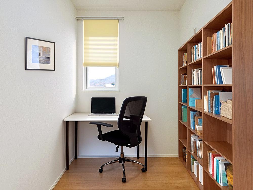 【マルチルーム（3帖）】約3帖のマルチルームは、ワークスペースや趣味部屋、収納など、多目的に使える便利な空間です。※家具・小物等はCGで合成したイメージです