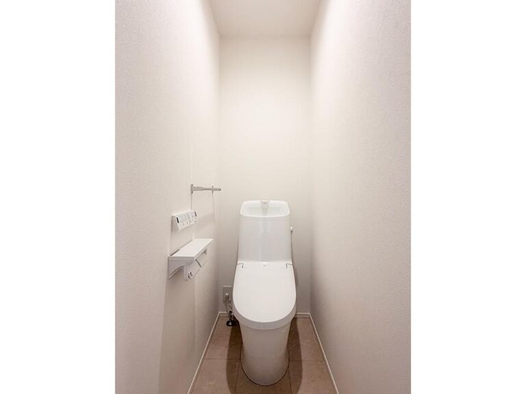 【トイレ】リクシル製｜各階トイレ完備！超節水型、手洗い器つき。※写真はイメージです。