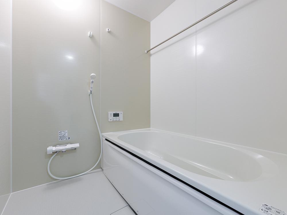 【バスルーム】ハウステック製｜ゆとりの1坪サイズ、高断熱浴槽、換気暖房乾燥機つき。※写真はイメージです。