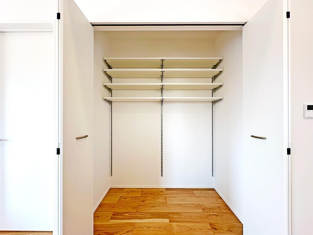 【パントリー】食器やカトラリーなど収納して配膳しやすいパントリー。リビングのものやストック品などの収納にも。※写真はイメージです