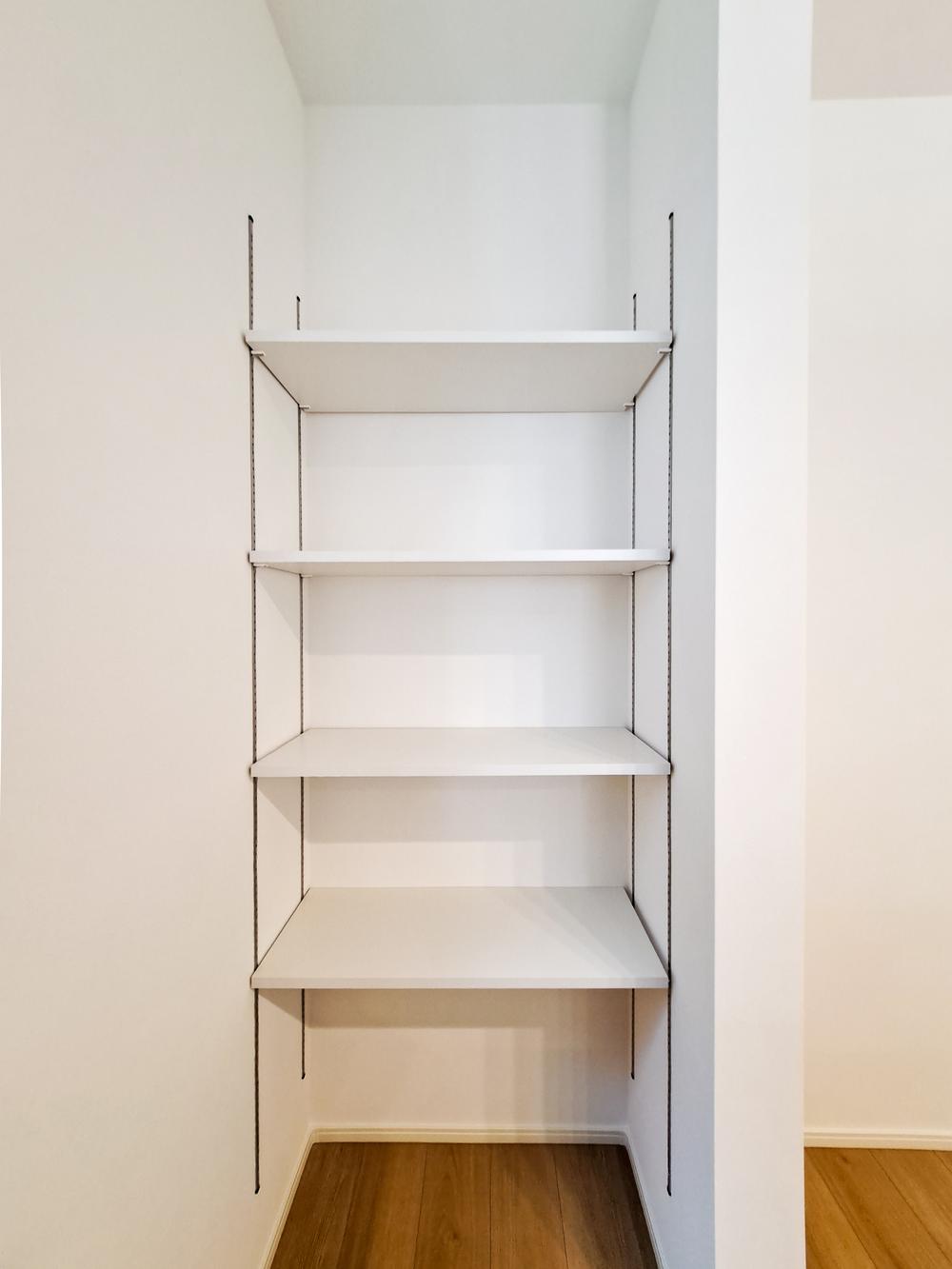 【パントリー】リビングの物やストック品などの収納にも便利です。※写真はイメージです