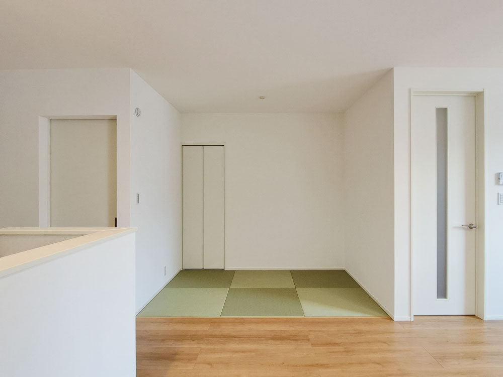 【収納付きタタミコーナー（3帖）】子どもの遊び場やお昼寝スペースにもぴったり。収納付きだからおもちゃや布団もすっきり片付き、家族みんなが快適に使える便利な一室です。※写真はイメージです。