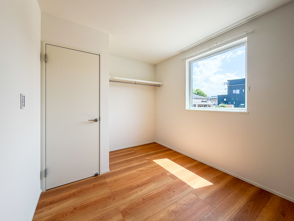 【収納付き居室（4.5帖×２）】建具の引きしろを気にせずお部屋を使えるオープン収納を設けたお部屋です。物が一望できて管理もラクラク♪