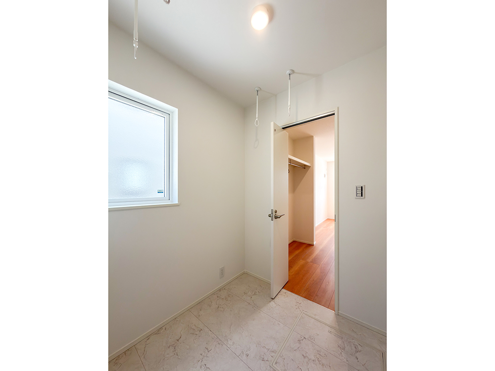 【ドライルーム兼脱衣室】物干し金具つき。毎日のお部屋干しもラクラクです。