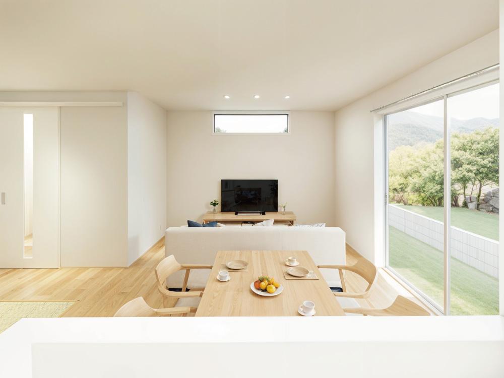 【完成予想図(内観)】南面の大開口窓から自然光が降り注ぐ明るいダイニングスペース。気持ちよく一日をスタートできます。