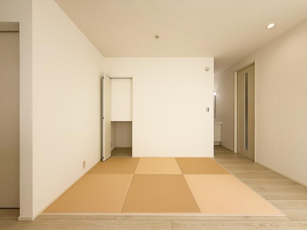 【タタミコーナー（3帖）】床座でゆったりくつろげるリビング横タタミコーナー。収納付きでお子様のおもちゃの収納場所にもぴったり。