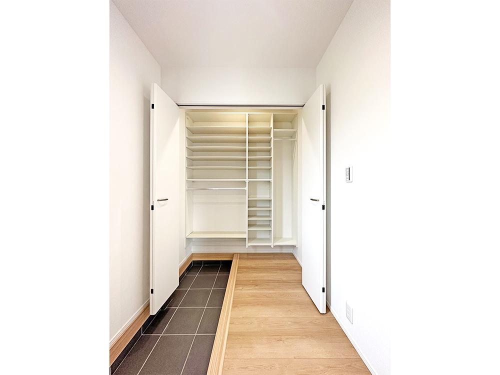 【土間収納付き玄関】ワイドなホールで座って身支度もラクラク、壁一面にたっぷり収納を設けました。※窓はありません※写真はイメージです