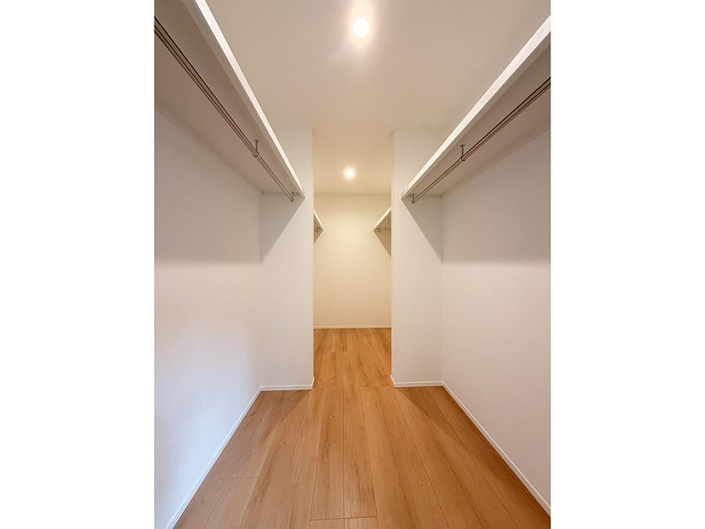 【ウォークインクローゼット】衣服はもちろん季節家電など大きなものもたっぷり収納できるウォークインクローゼット。敢えて扉を設けないことで湿気やニオイこもりも軽減。物の出し入れもスムーズにできます。