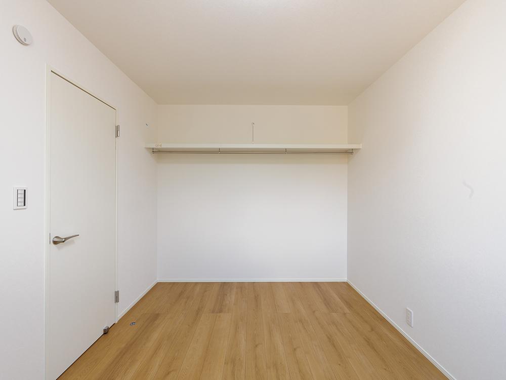 【クローゼット付き居室（6帖、4.5帖）】パッと見渡せて収納管理がしやすいオープン収納を備えたお部屋です。