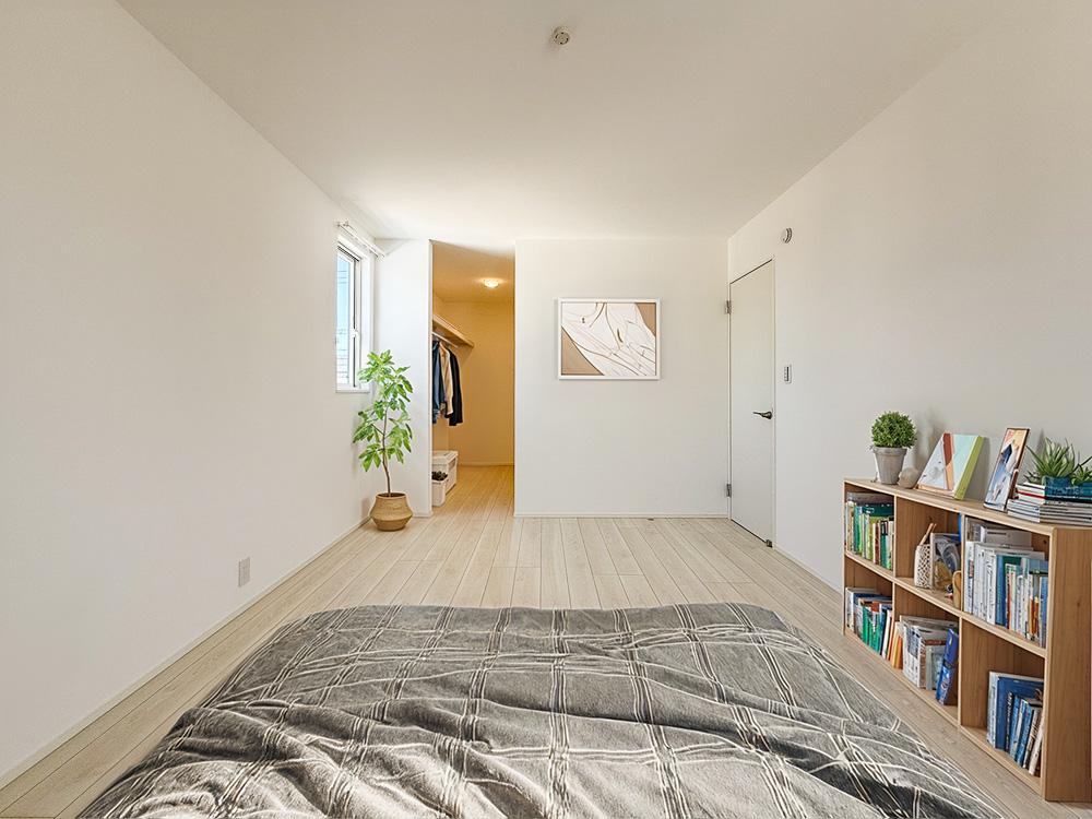 【収納付き居室（8帖）＋WIC】 収納付き居室（8帖）＋WIC 大容量WIC完備で収納家具いらず。ベッドやお好きな家具をゆったり配置できるゆとりの広さです。※家具・小物等はCGで合成したイメージです。