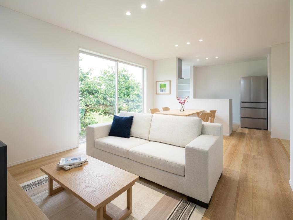 【完成予想図(内観)】日当たりを考慮された窓計画で効率よく陽光を取り込む明るいリビング。