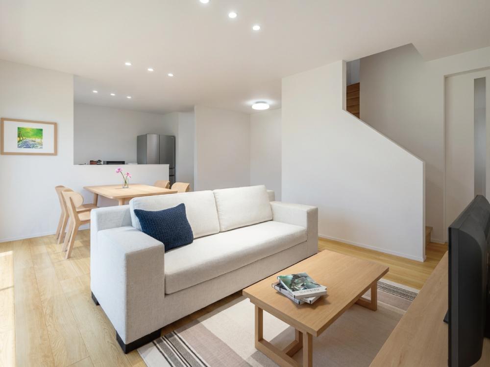 【完成予想図(内観)】キッチンに立っていてもリビングで勉強したりタタミコーナーで遊ぶお子様を見守れる安心の間取り設計。