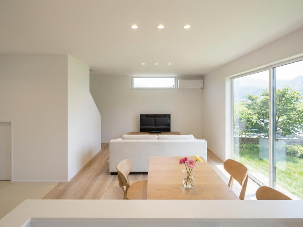 【完成予想図(内観)】南面の大開口窓と東面の高窓から効率よく自然光を取り込みます。