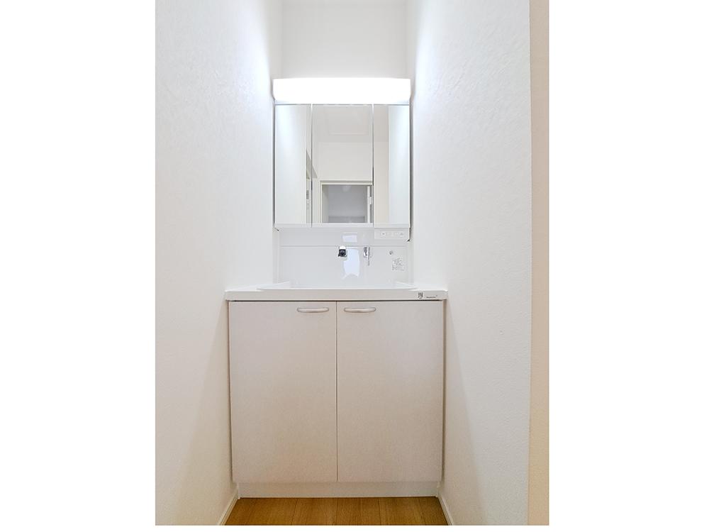 【洗面台】ハウステック製｜お手入れしやすい排水口と壁付水栓で家事ラク♪三面鏡裏・キャビネット収納つき。※写真はイメージです。