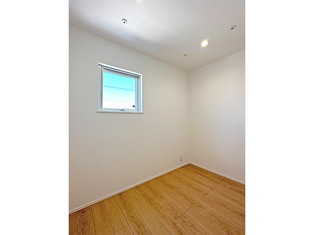 【ドライルーム】物干し金具つき。毎日のお部屋干しもラクラク！天気や時間を気にせずお洗濯ができます。干した後は隣のWICにサッとしまえます。※写真はイメージです。