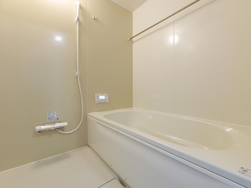 【浴室】ハウステック製｜ゆとりの1坪サイズ、高断熱浴槽、換気暖房乾燥機つき。※写真はイメージです。