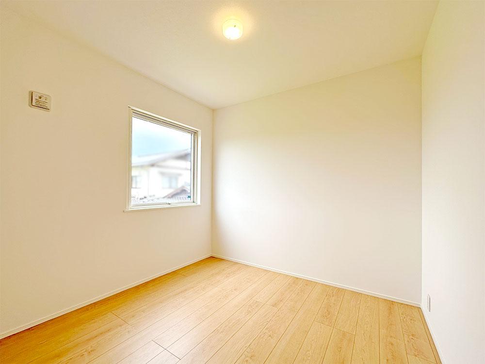 【収納付き洋室（4.5帖）】将来は1階だけで生活を完結できる洋室つき。個室としてもリビングの延長としても便利に使える一室です。※窓はつきません。※写真はイメージです。