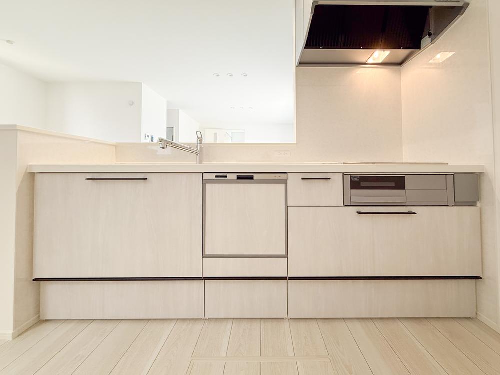 【キッチン】クリナップ製｜お手入れラクラクIHヒーター、食器洗浄乾燥機つき。キッチン横にパントリー付き！※写真はイメージです。