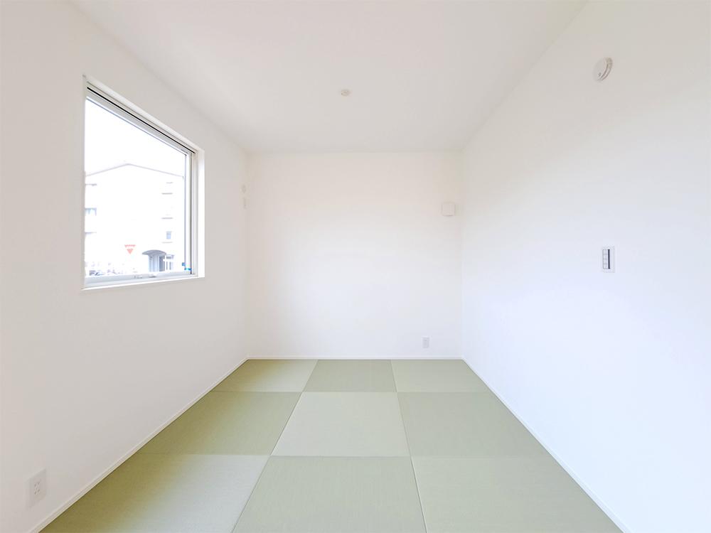 【収納付きタタミコーナー（4.5帖）】LDKに隣接する4.5帖のタタミコーナー。お子様の遊び場や家族のくつろぎスペースなど、多目的に使える心地よい空間です。※家具・小物等はCGで合成したイメージです