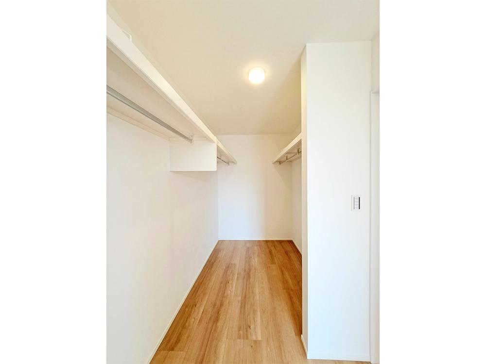 【ウォークインクローゼット】衣服はもちろん季節家電など大きなものもたっぷり収納できるウォークインクローゼット。主寝室とドライルーム側からも出入りができて便利です。※写真はイメージです。