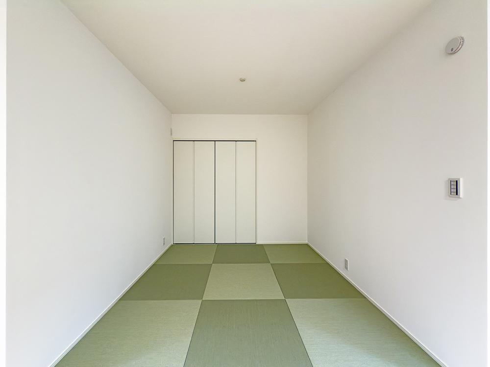 【収納付タタミコーナー室（4.5帖）】床座でリラックスできるタタミコーナー お子様の遊び場やお昼寝にも好適です。 収納付きで将来は平屋暮らしも可能です。※写真はイメージです。