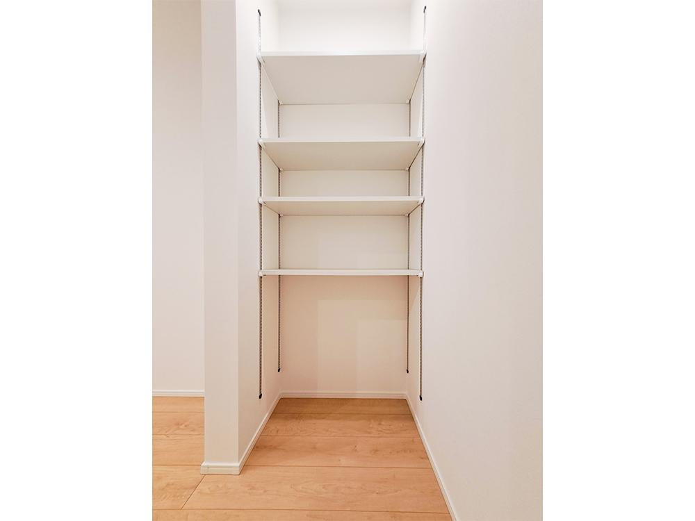 【パントリー】キッチンからサッと手が届く位置に設けたオープンパントリーは片手がふさがった作業中でも使い勝手良好!※写真はイメージです。