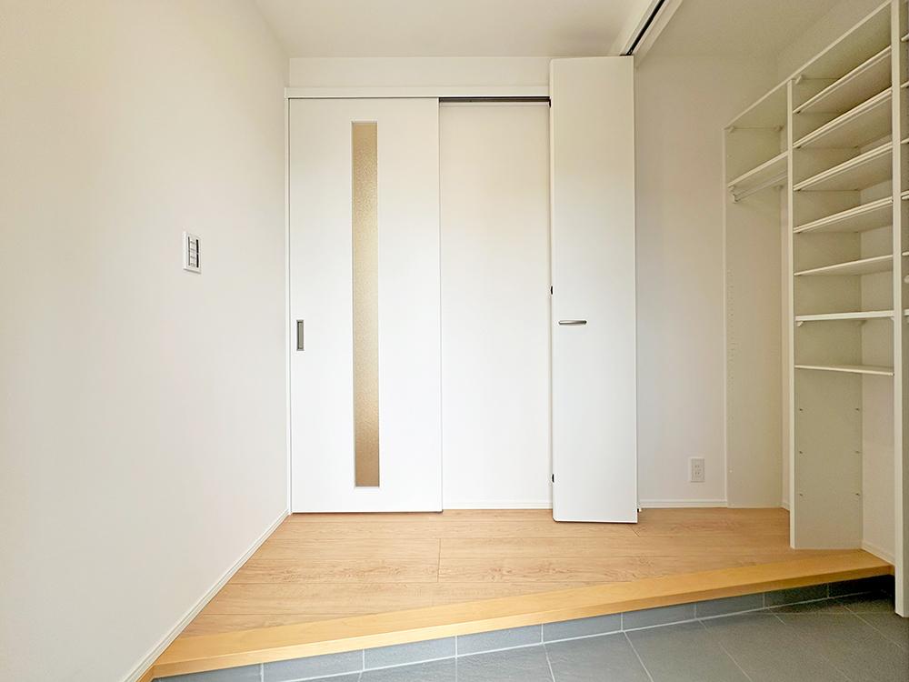【玄関】ワイドな上がり框で身支度がしやすい玄関です!靴などたっぷりしまえる土間収納付き!※土間収納は左側です ※写真はイメージです