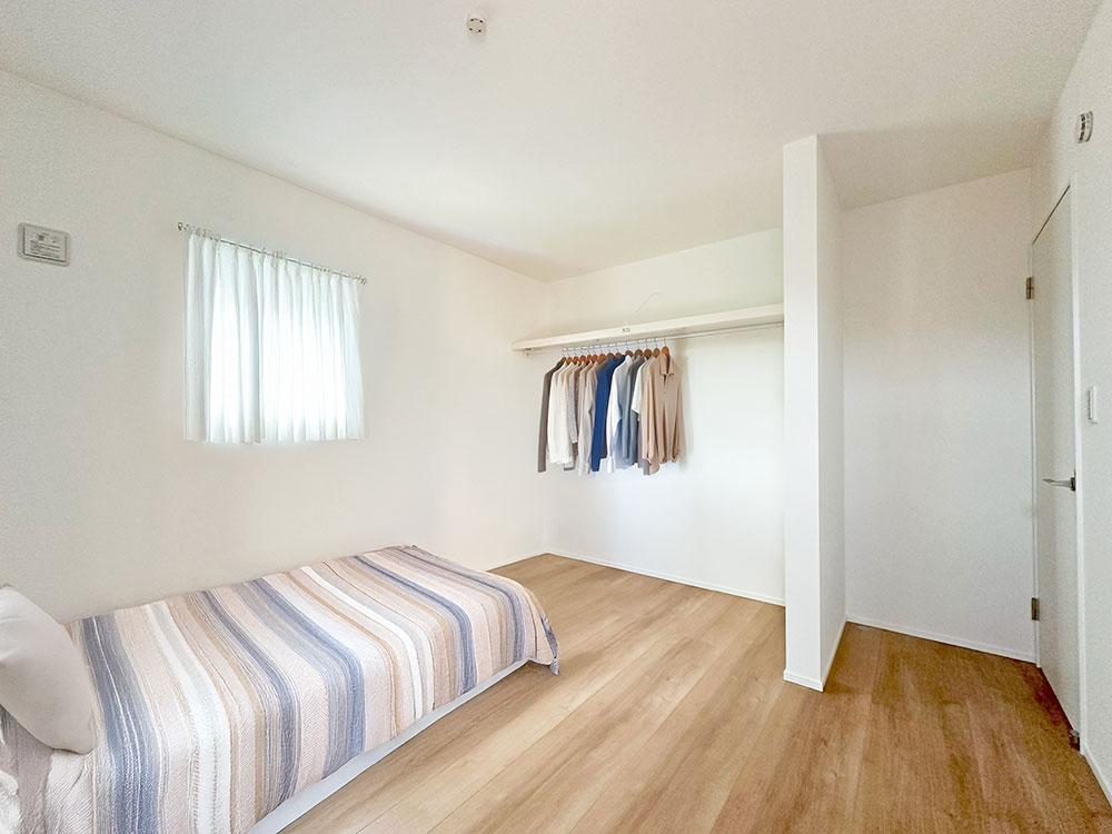 【クローゼット付き洋室(4.5帖×2)】建具の引きしろを気にせずお部屋を使えるオープン収納を設けたお部屋です。※家具・小物等はCGで合成したイメージです