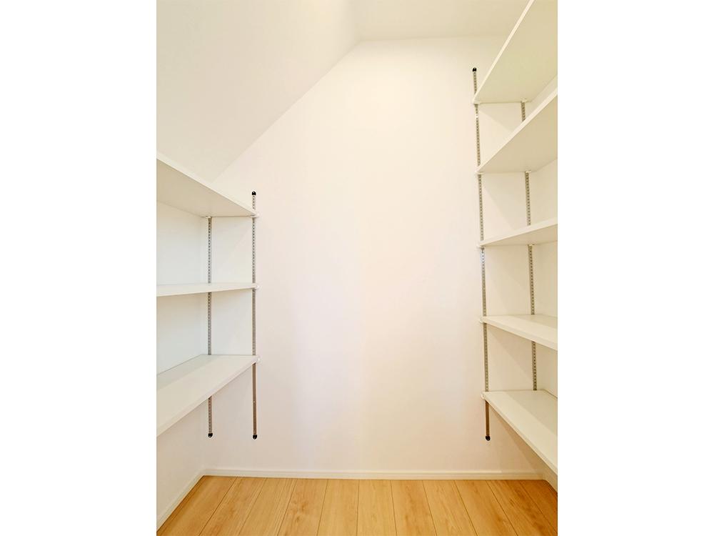 【パントリー 】お料理中でもサッと手が届く便利な収納スペースです。ストック品や調理家電などの収納にも。※写真はイメージです。