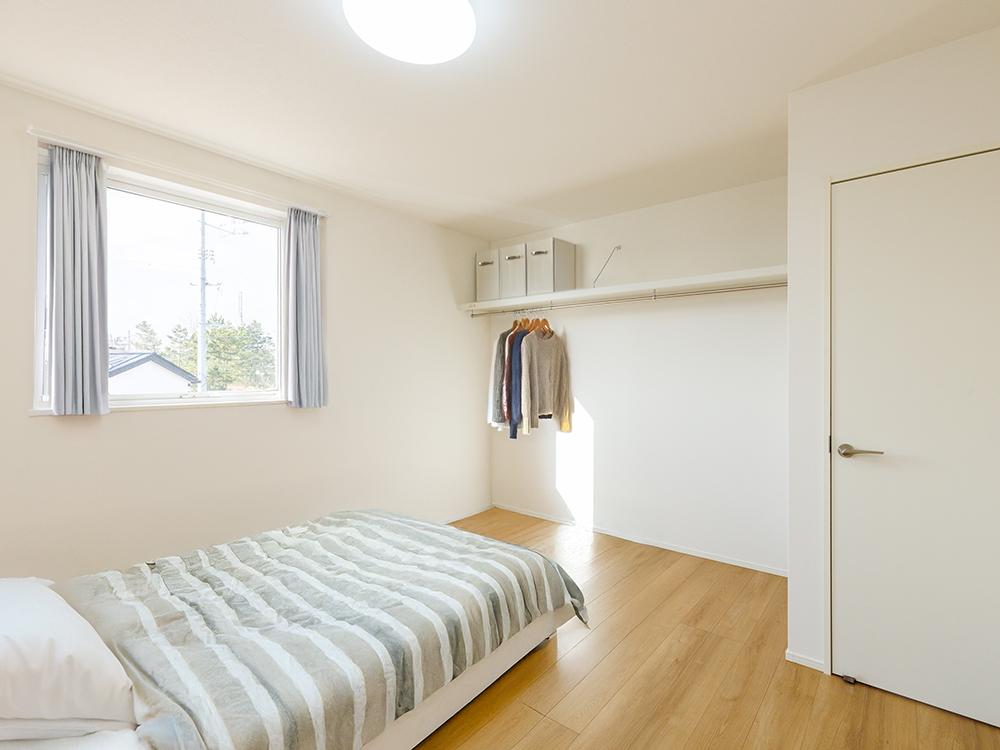 【クローゼット付き洋室(4.5帖×2)】建具の引きしろを気にせずお部屋を使えるオープン収納を設けたお部屋です。※家具・小物等はCGで合成したイメージです※写真はイメージです。