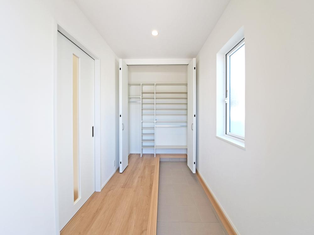 【土間収納つき玄関】ワイドな上がり框で身支度がしやすい玄関です!靴などたっぷりしまえる土間収納付き!※窓はありません ※写真はイメージです