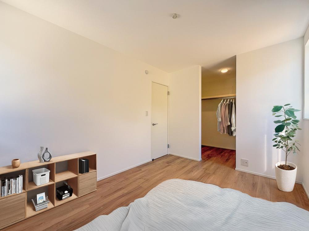 【居室（8帖）＋WIC】ベッドをつなげて置いて、家族みんなでお休みもできる広さです。※写真はイメージです。